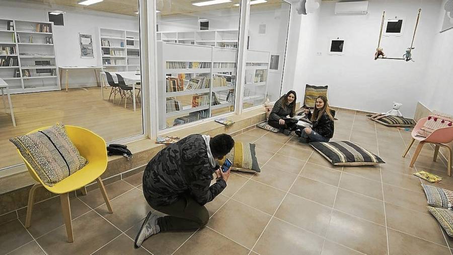 En la inauguració del nou Casal Jove i la nova biblioteca annexa, que va tenir lloc ahir, els joves ja van començar a preparar material per participar en els diferents concursos. FOTO: Joan Revillas