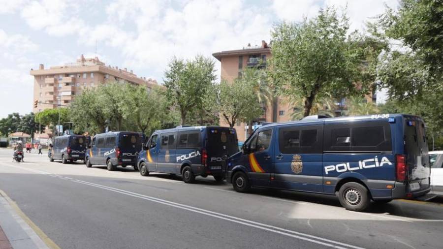 Cuatro dotaciones de antidisturbios de la Policia Nacional han salido este mediodía de Tarragona. FOTO: Pere Ferré