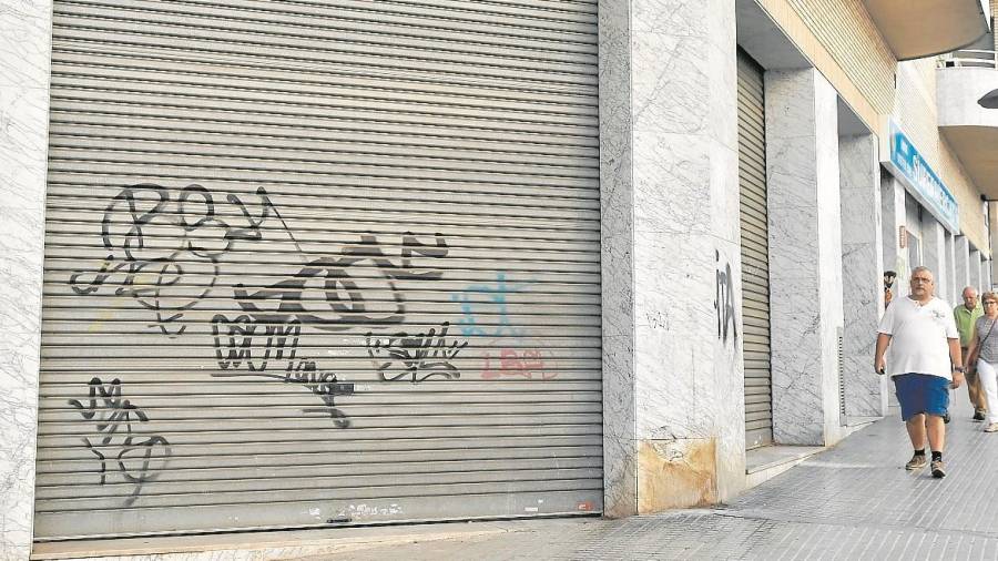 Imagen de una de las muchas persianas que hay sucias de grafitis en la ciudad. Foto: Alfredo González