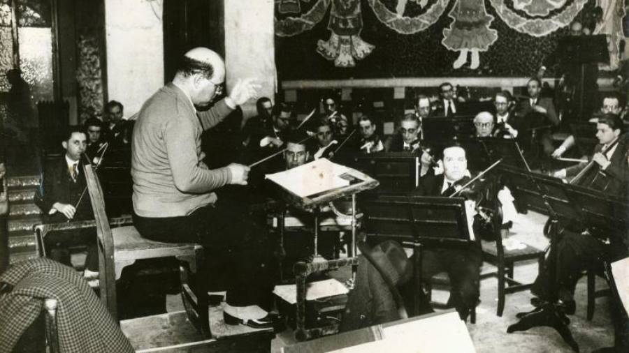 Casals dirige la orquesta de la Associació Obrera de concerts.