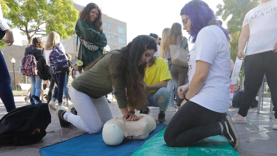 Alumnos del Institut Vidal i Barraquer de Tarragona hicieron ayer una actividad abierta a la ciudadanía, a pie de calle.