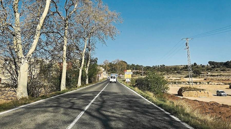Imatge de la carretera C-51 a Vilardida, on es faran les obres de millora. A l’esquerra hi ha el jaciment arqueològic de Vilardida. FOTO: Alba Tudó