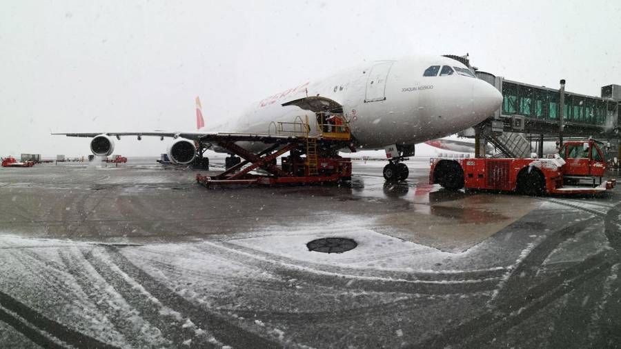 El temporal obligó a cerrar dos de las cuatro pistas del aeropuerto de Barajas. FOTO: EFE