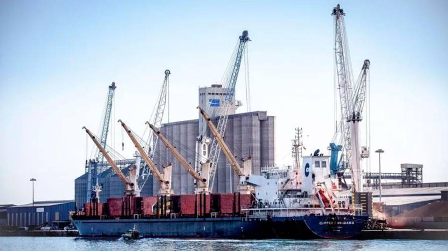 El Port de Tarragona movió 2,42 millones de toneladas en abril, un 2,2€ más que el año anterior. Foto: DT
