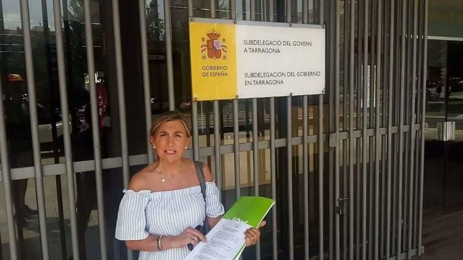 La presidenta de VOX Tarragona, Isabel Lázaro, en una imagen reciente ante la Subdelegación del Gobierno Central. FOTO: cedida