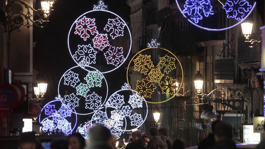 Luces navideñas en una zona comercial de Reus durante la pasada campaña de Navidad.