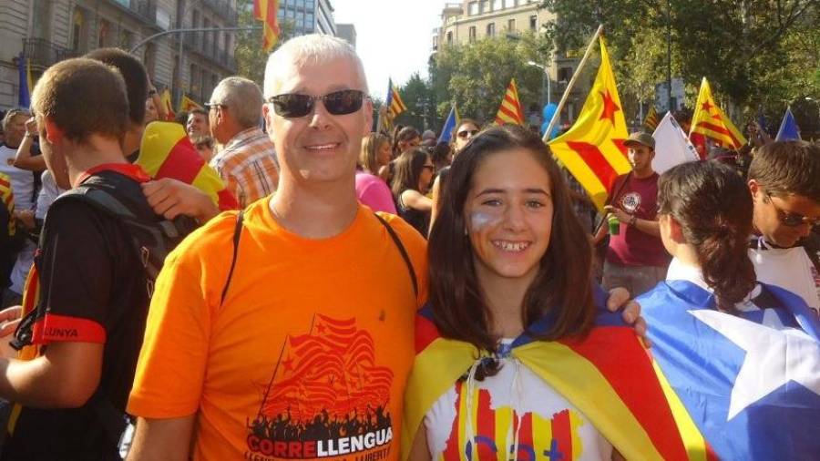 El hasta ahora concejal vallense del PSC, Josep Batet, con su hija, durante una manifestación de la Diada, en Barcelona. Foto: DT