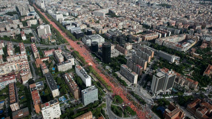 Imatge aèria de la manifestació de la Diada al llarg de la Diagonal de Barcelona. FOTO: ACN
