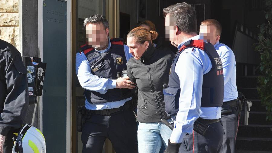 La mujer acusada de los hechos salió del inmueble detenida por los Mossos. FOTO: A.G.