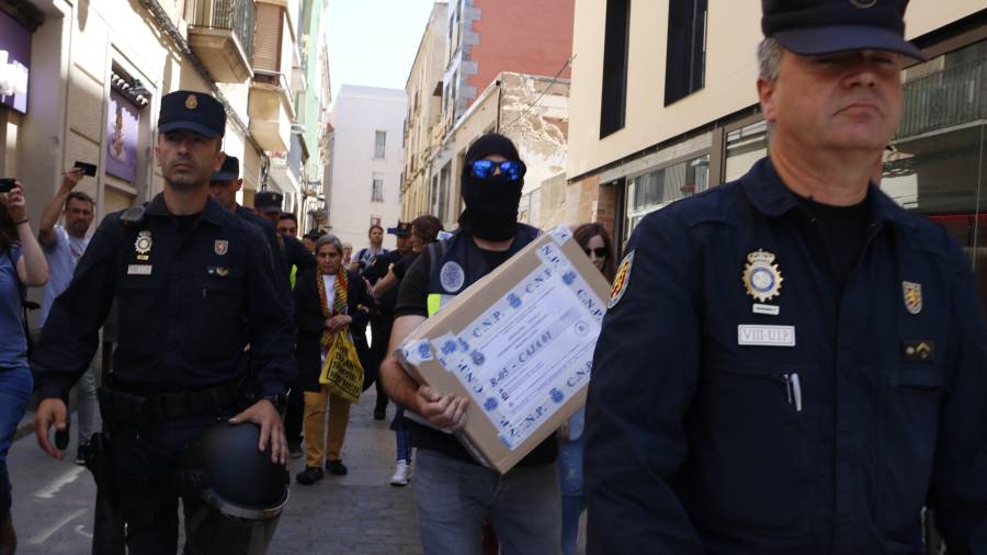 Mayo de 2018. Una columna de la Policía Nacional trasladó a pie a la detenida por el centro de Reus. foto: Sílvia Jardí/ACN
