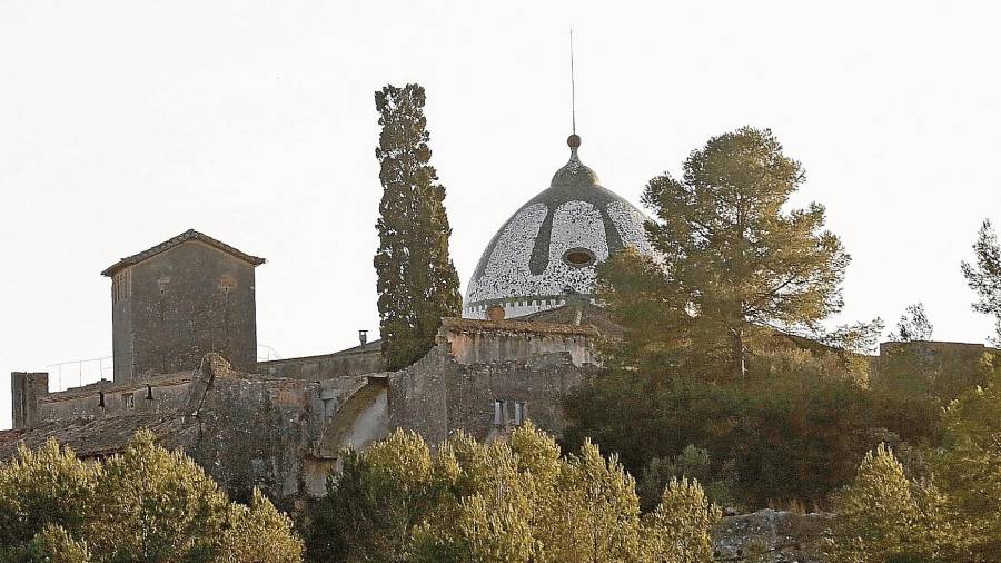 Vista del Mas d’en Sorder, con su cúpula principal que otorga identidad a un inmueble abandonado desde hace muchos años. Foto: Lluís Milián