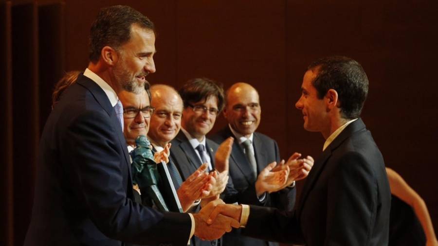 Bernat Ollé recibe el premio de la Fundación Princesa de manos de Felipe VI. En segundo término, los expresidentes Mas y Puigdemont. Foto: Casa Real