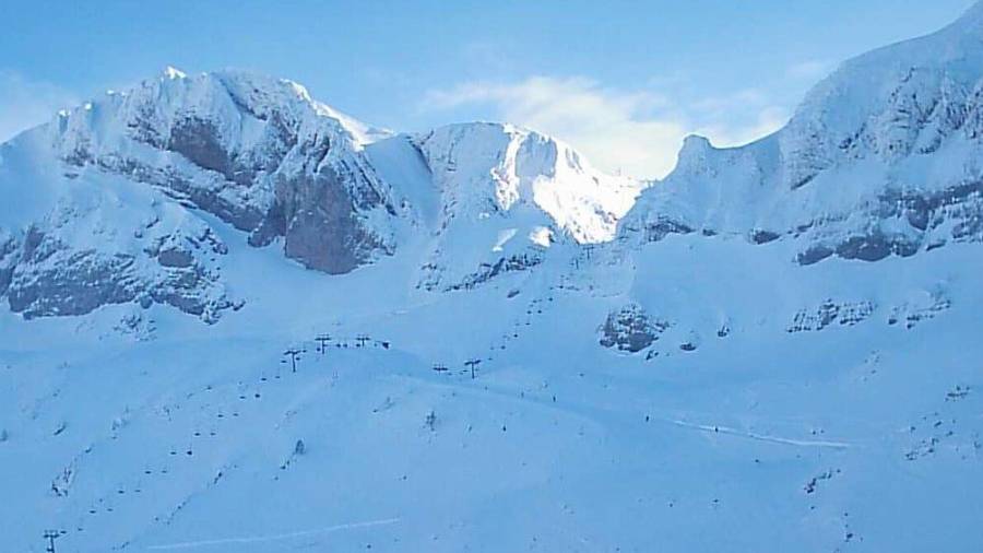 Un esquiador ha fallecido este sábado al precipitarse 200 metros por un barranco fuera de pistas en el término municipal de Aísa