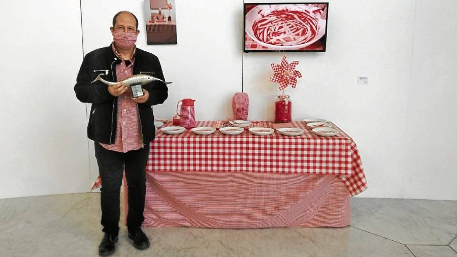 El artista multidisciplinar Àlvar Calvet Castells presentó la obra ‘Vermell remolatxa i Vichy’. Foto: cedida