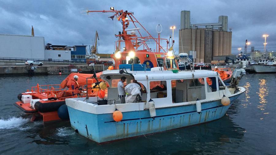 El pesquero afectado llegando al varadero del Serrallo remolcado por la lancha de Salvamento Marítimo.