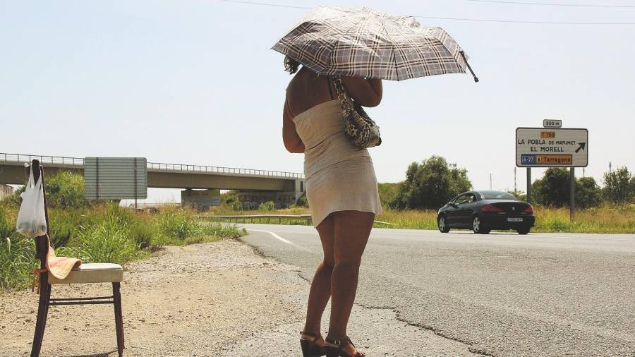 La presencia de mujeres que ejercen la prostitución a pie de carretera se ha convertido en algo habitual en los últimos años. FOTO: dt