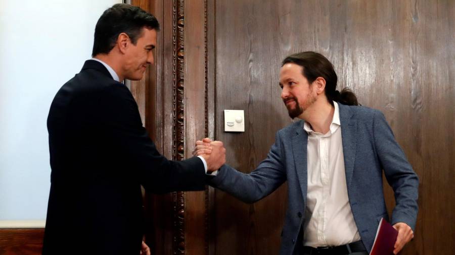 El candidato a la investidura, Pedro Sánchez, y el líder de Podemos, Pablo Iglesias, estrechan su s manos durante el acto de firma del acuerdo programático con las principales medidas que tomará el futuro Gobierno de coalición. EFE