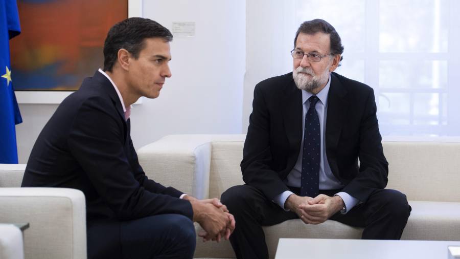 El presidente del Gobierno, Mariano Rajoy (d), junto al líder del PSOE, Pedro Sánchez