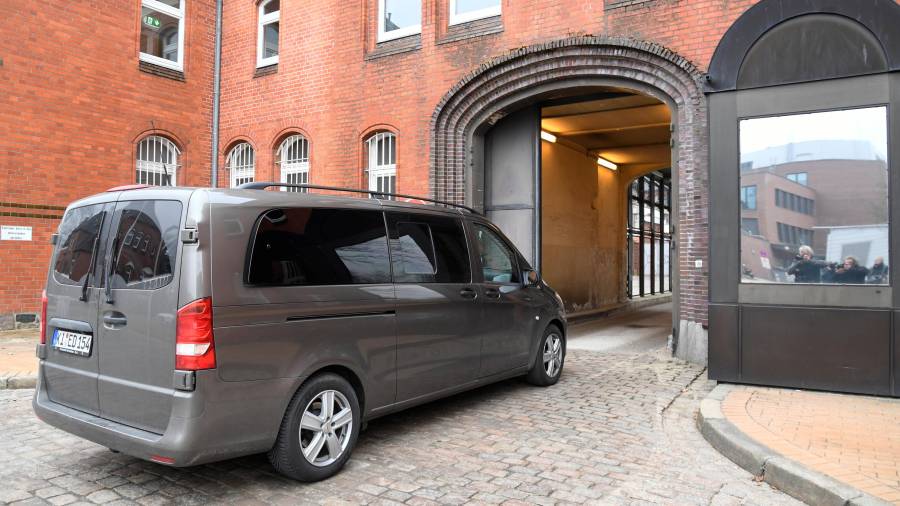 Un vehículo, que supuestamente lleva Carles Puigdemont, entra en prisión alemana de Neumünster, el 25 de marzo de 2018. ACN / REUTERS - Fabian Bimmer