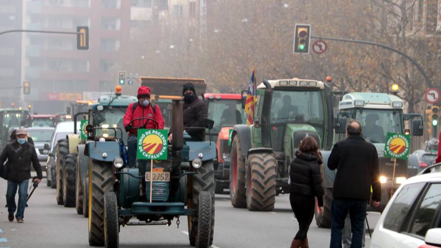 Imatge d'un grup dels tractors participants a les protestes d'aquest dilluns. Foto: ACN