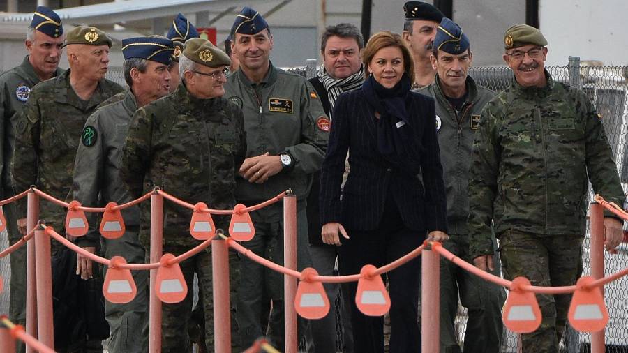La ministra Cospedal a su llegada al Aeropuerto de Reus y acompañada de los mandos miliares. Foto: A.G.