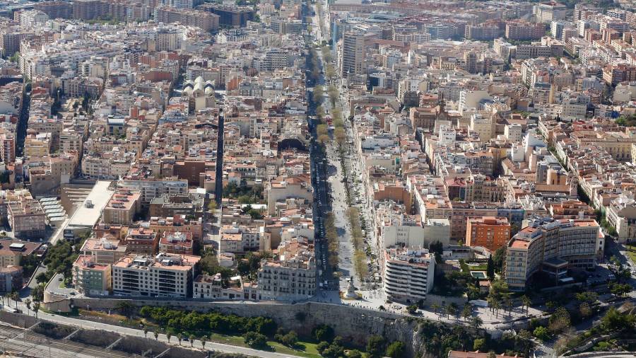 Imagen aérea de Tarragona, tomada el pasado abril, con la Rambla Nova como eje central. Foto: Pere Ferré