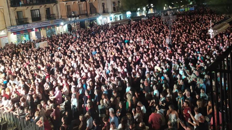 Público del concierto de tributo a Queen celebrado este viernes de Santa Tecla en Tarragona.
