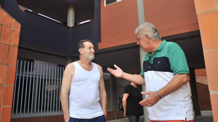 A la derecha, Antonio Montoya, conversando con un vecino del barrio. Foto: Alfredo González