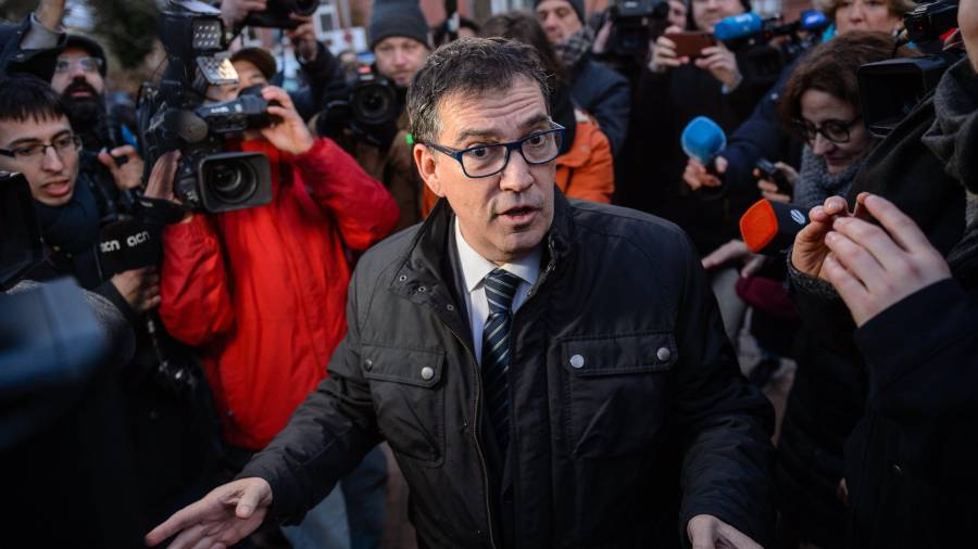 Jaume Alonso-Cuevillas Sayrol, abogado del expresidente de la Generalitat de Catalunya Carles Puigdemont, atiende a los medios tras visitar la prisión en una foto de archivo. EFE