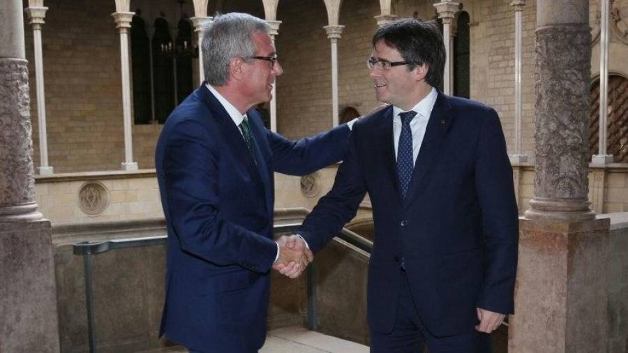 Josep Fèlix Ballesteros junto a Puigdemont, en el Palau de la Generalitat. FOTO: CEDIDA