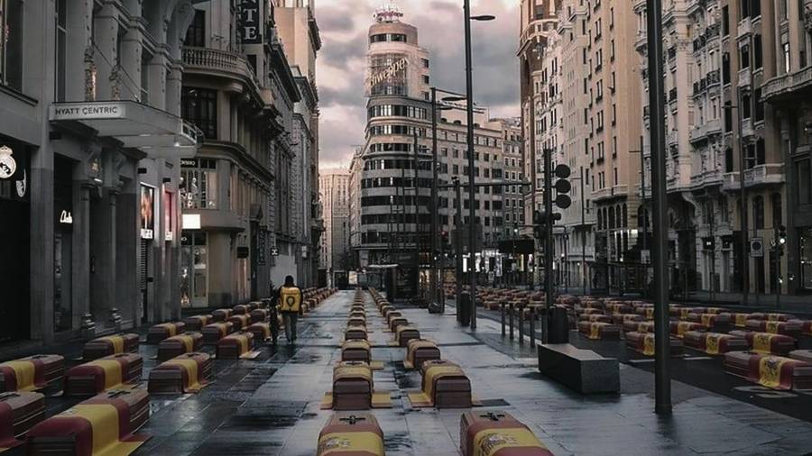 Miserable fotomontaje Sobre una foto original de la Gran Vía madrileña vacía, alguien incorporó decenas de ataúdes. Vox hizo correr el fotomontaje como si fuera una foto real.