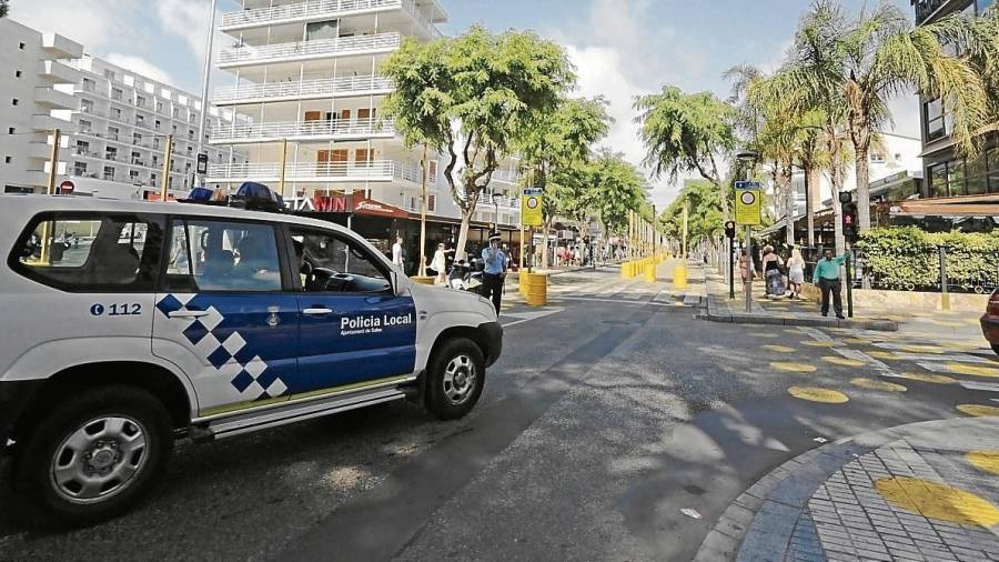 Una patrulla de la Policía Local en la calle Carles Buïgas, lugar donde se produjo el altercado y posterior fallecimiento de la víctima. FOTO: Lluís Milián