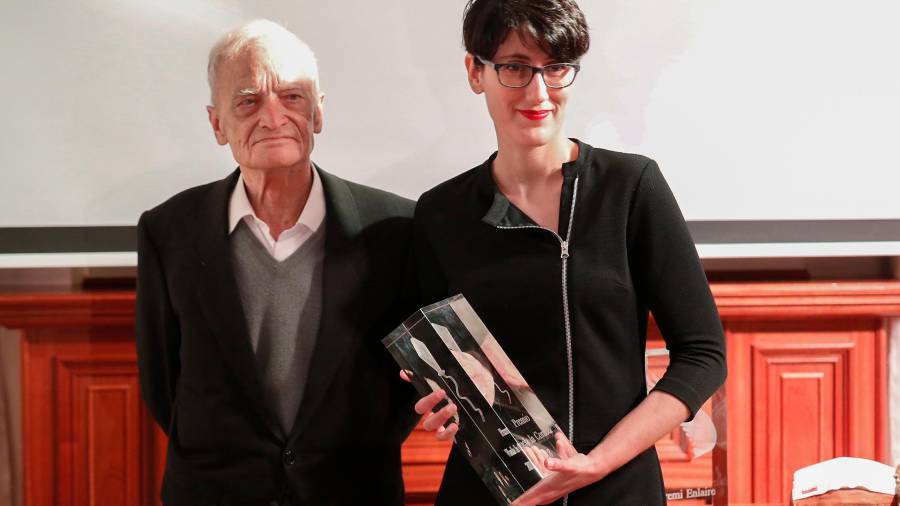 L'escriptor Luis Goytisolo lliura el premi a Almudena López. PERE FERRE