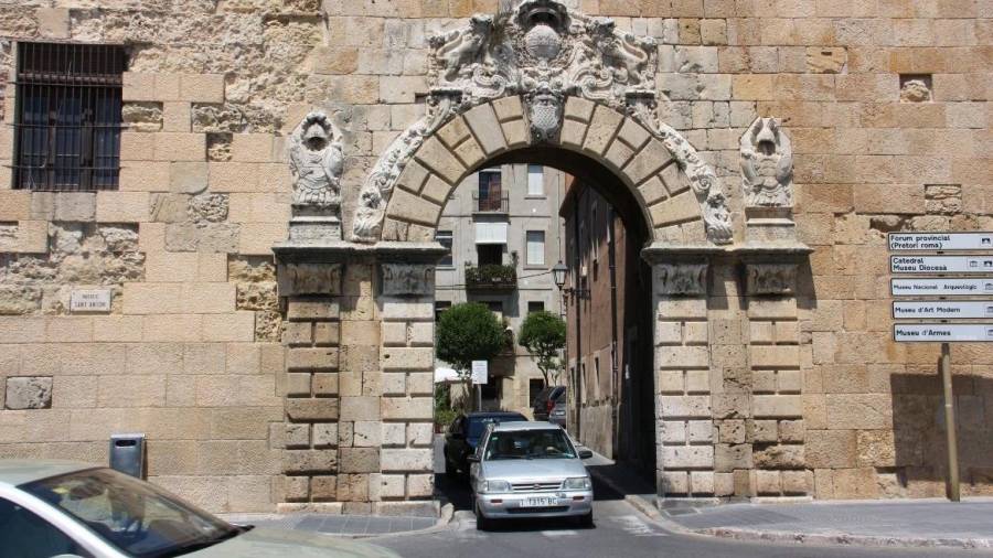 La entrada de vehículos por el Portal de Sant Antoni quiere prohibirse antes de que acabe el año. Foto: Lluís Milián/dt