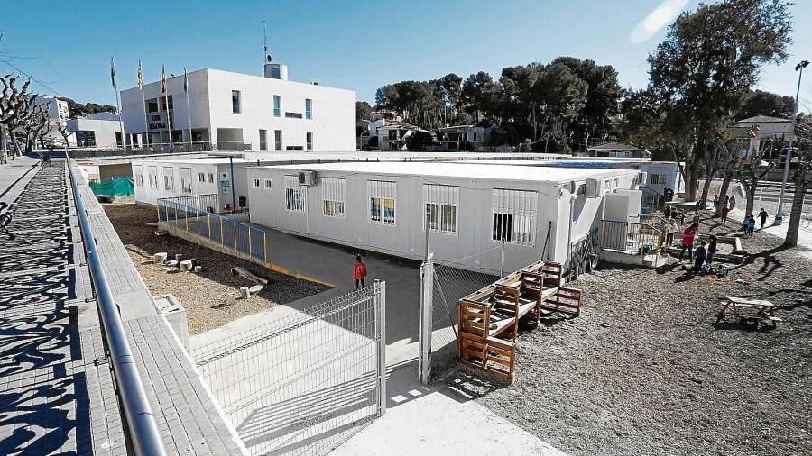 La escuela nació en el curso 2006-2007 y funciona en estos barracones desde el 2008-2009. FOTO: PERE FERRÉ