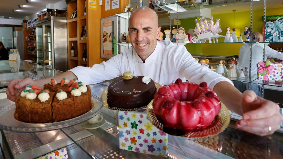Marc Margalef Veciana con algunos de los dulces más populares, ayer, en su local del bloque Sant Mateu. FOTO: Pere Ferré