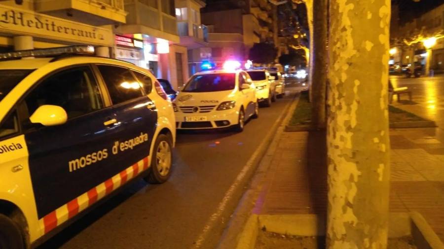 Varias patrullas de Policía Local de Cambrils y de Mossos d'Esquadra participaron en este operativo en la avenida Vidal i Barraquer.