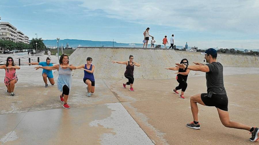 A pesar del mal tiempo, algunos participantes se animaron ayer a practicar body combat en la playa de La Pineda. Foto: a. González