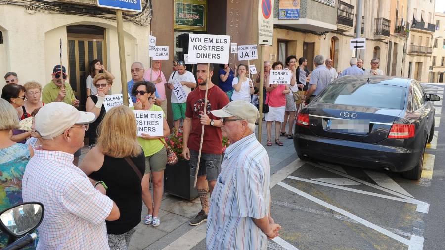 Los afectados por el corralito en la sección de crédito de la Cooperativa de La Canonja se manifestaron delante del Ayuntamiento. Foto: Alfredo González