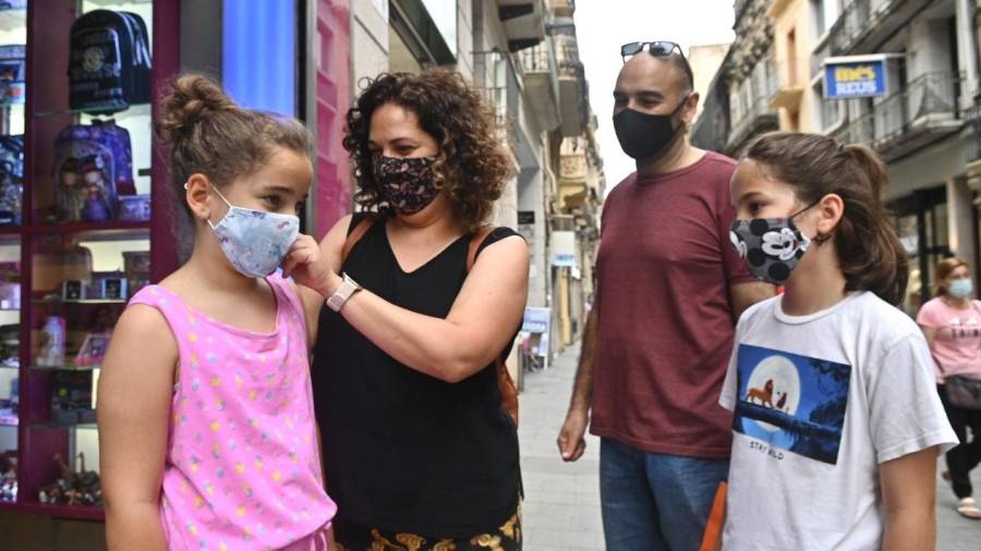 Una familia, todos con mascarilla, ayer por el centro de Reus. FOTO: ALFREDO GONZÁLEZ