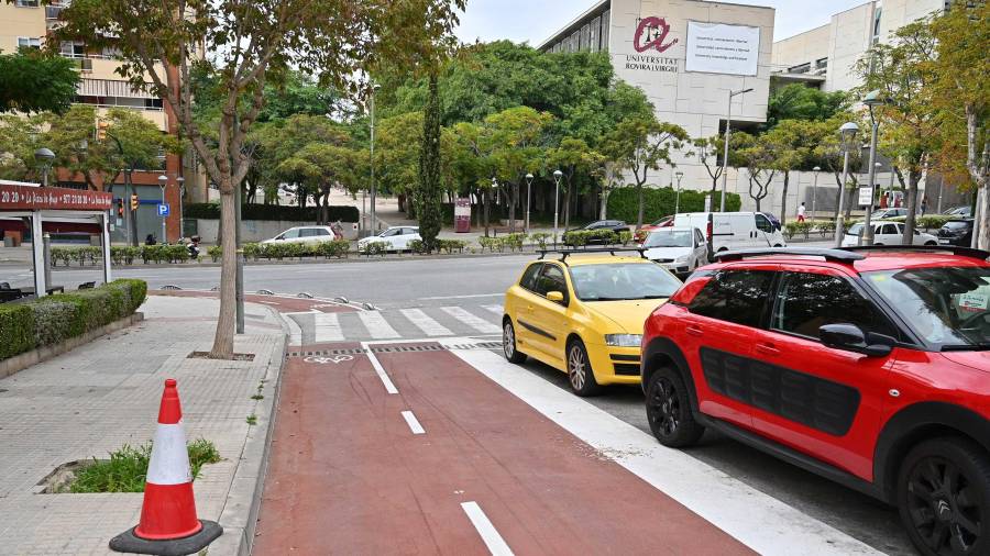 En la Avinguda Països Catalans, al fondo, la velocidad también se reducirá a 30 y los patinetes deberán ir por el carril bici. FOTO: ALFREDO GONZÁLEZ