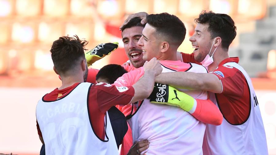 Los jugadores del Nàstic celebran el empate conseguido en la agonía frente al Villarreal B con el tanto de Suárez. FOTO: ALFREDO GONZÁLEZ