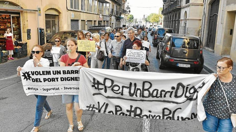 Los vecinos convocaron una marcha en dirección al pleno del Ayuntamiento para hacer oír sus reivindicaciones. FOTO: Alfredo González