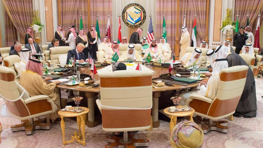 Trump celebró una cumbre con los países miembros del Consejo de Cooperación del Golfo (CCG), con los que firmó la creación de un centro para la lucha contra el terrorismo.