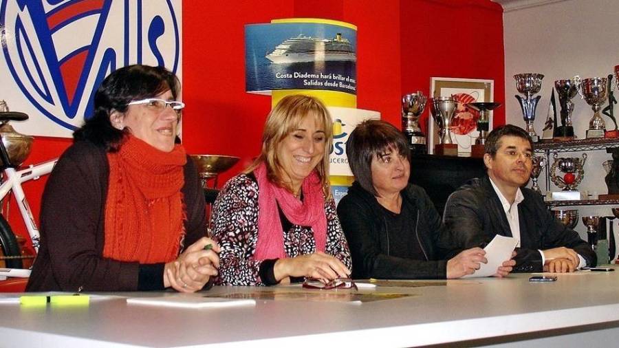 Maria Teresa Olivé i Candela Girona –de la Comissió Social del CB Valls–, Feli García y José Luis Vicente, expresident del CB Valls.