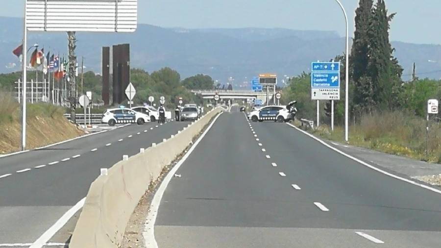 Imagen de un control policial en la C-14, la carretera que une Salou con Reus. FOTO: DT