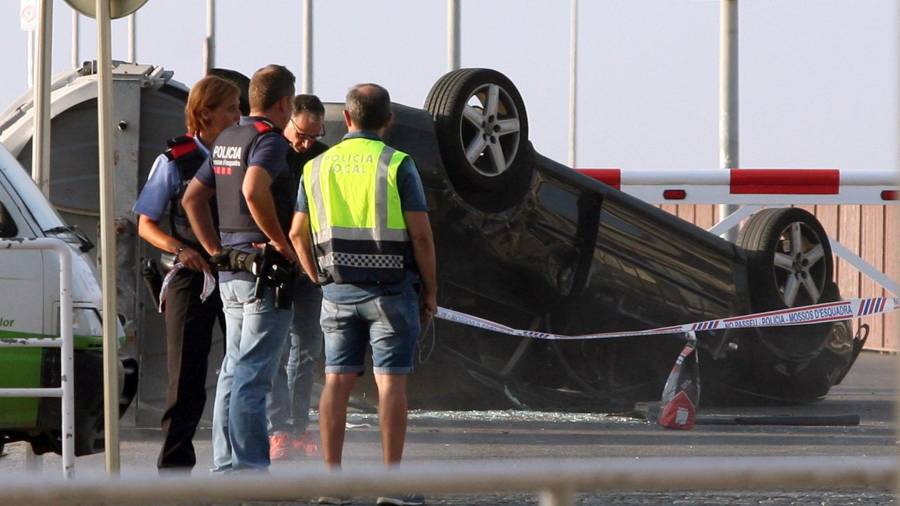 El coche en el que viajaban los terroristas abatidos en Cambrils, antes de ser retirado. Foto: Jaume Sellart/EFE