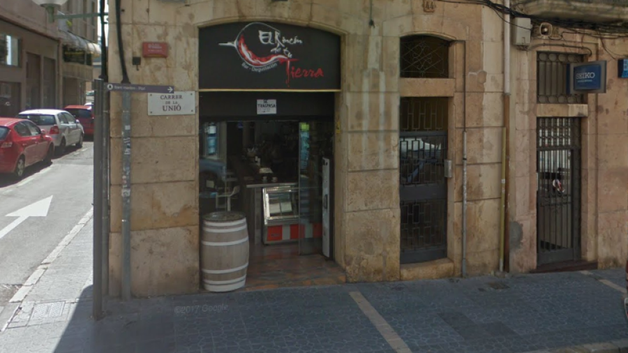 El bar está situado en la esquina de la calle Unió con Martí d'Ardenya.