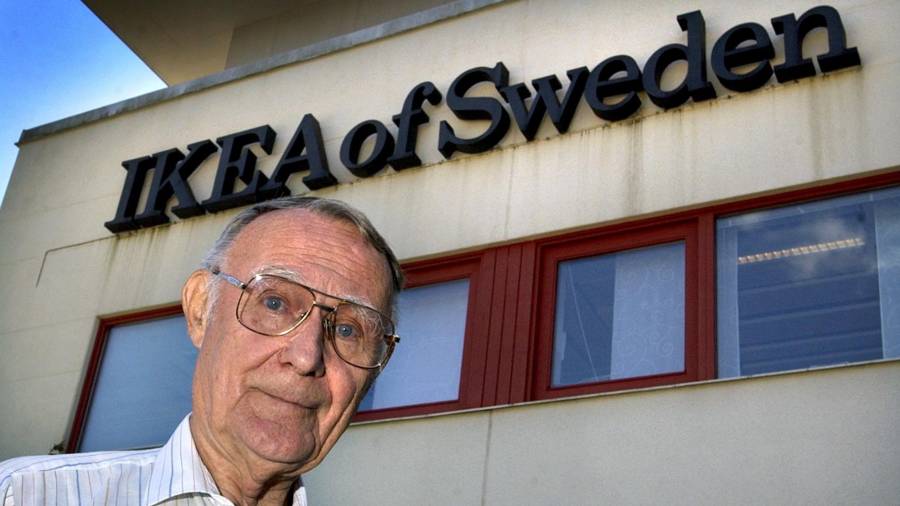 Ingvar Kamprad, en una imagen de archivo, ante una de las factorías de Ikea en Suecia. FOTO: EFE