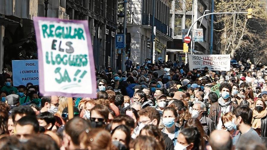 Manifestantes del movimien-to por la  vivienda bajan por la Via Laietana de Barcelona, ayer sábado.foto: acn/ pau Cortina